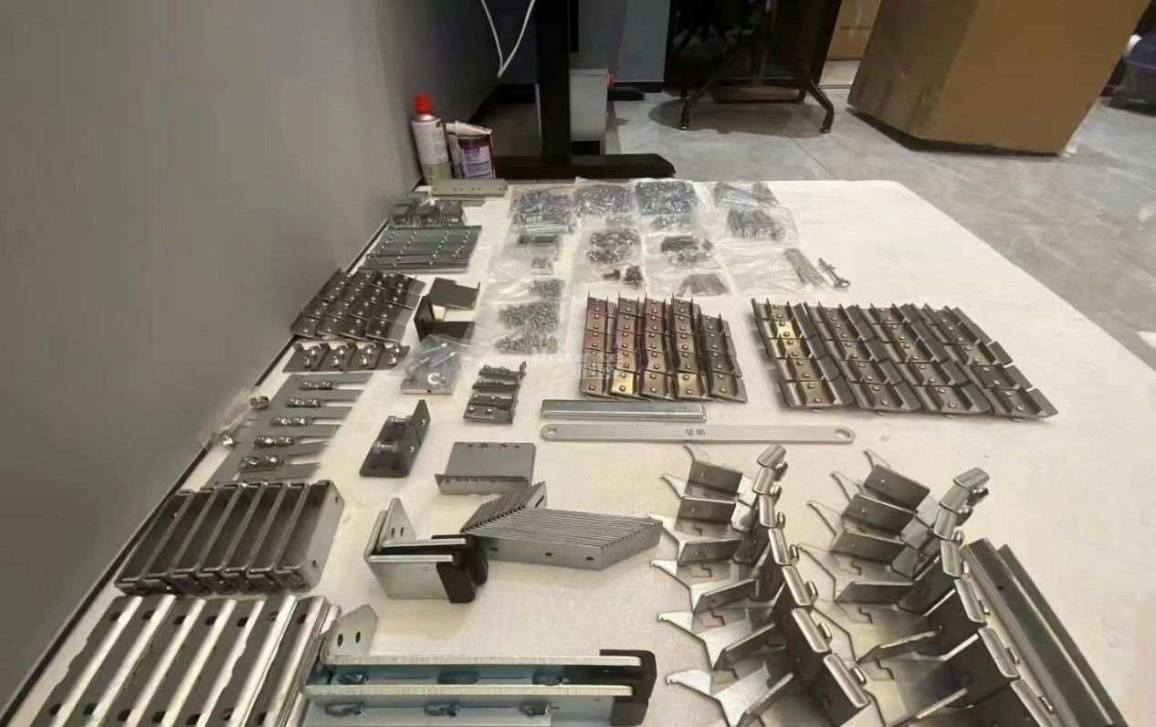 码放整齐的电梯配件